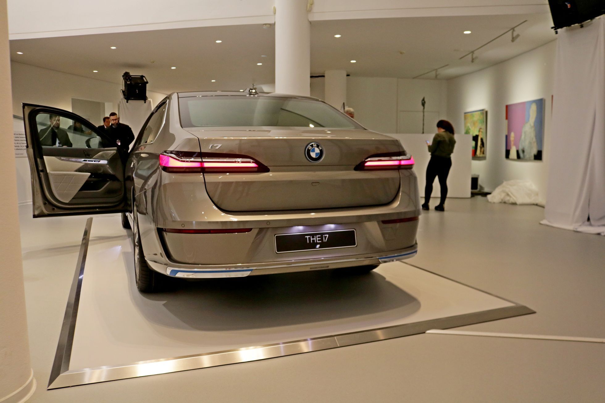 BMW i7