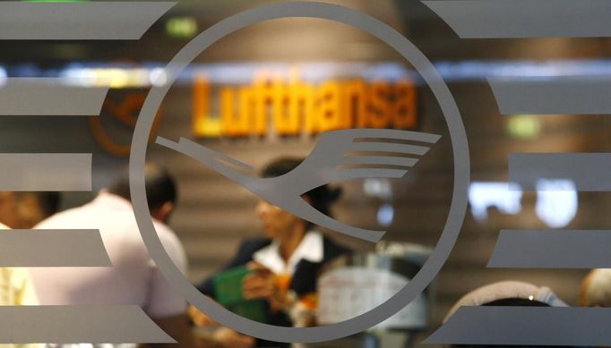 An employee of German air carrier Lufthansa is seen through a window at a rebooking counter at the Fraport airport in Frankfurt, September 4, 2012. Lufthansa passengers face widespread flight disruption after cabin crew representatives said they continue a series of strikes over pay and cost-cutting measures at Germany's largest airline. The UFO union, which represents around two-thirds of Lufthansa's 19,000 cabin crew, late on Thursday called on its members to strike from 0400 GMT to 1500 GMT on Tuesday in Frankfurt and Berlin's Tegel airport from 0300-1100 GMT. REUTERS/Kai Pfaffenbach (GERMANY - Tags: BUSINESS EMPLOYMENT CIVIL UNREST TRANSPORT) Published: Zář. 4, 2012, 8:49 dop.