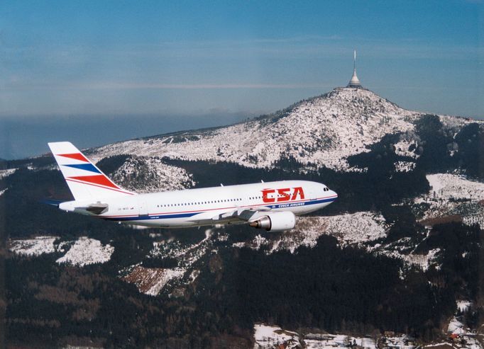 Letoun ČSA Airbus A310 letící v blízkosti Ještědu v Česku, 90. léta. Fotografie z historie ČSA, které v říjnu 2023 oslavily výročí 100 let své existence.