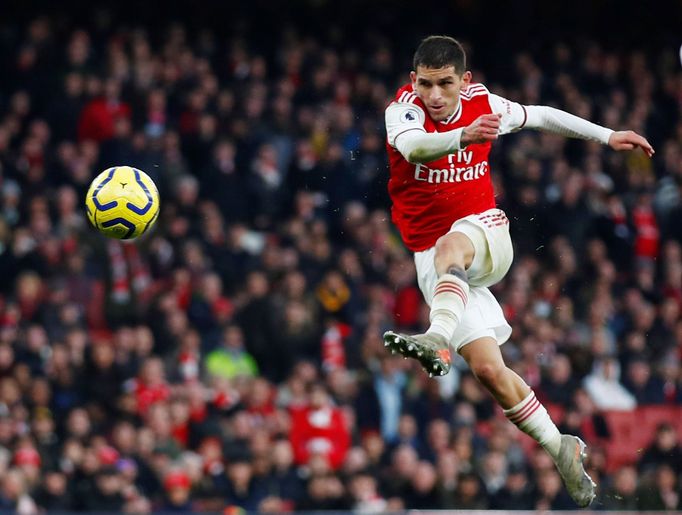 Soccer Football - Premier League - Arsenal v Chelsea - Emirates Stadium, London, Britain - December 29, 2019 Arsenal's Lucas Torreira shoots at goal  REUTERS/Eddie Keogh