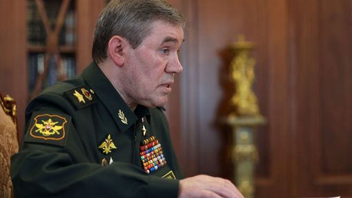 Náčelník generálního štábu ruské armády Valerij Gerasimov při setkání s Vladimirem Putinem.