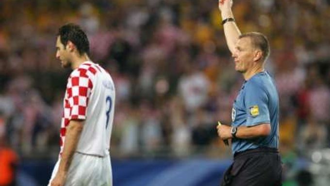 Chorvat Josip Šimunič dostal v zápase s Austrálií od sudího Grahama Polla červenou kartu až za tři žluté.