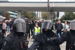 Taxikáři na pražském letišti protestovali proti Uberu, na místě zasahovali policejní těžkooděnci