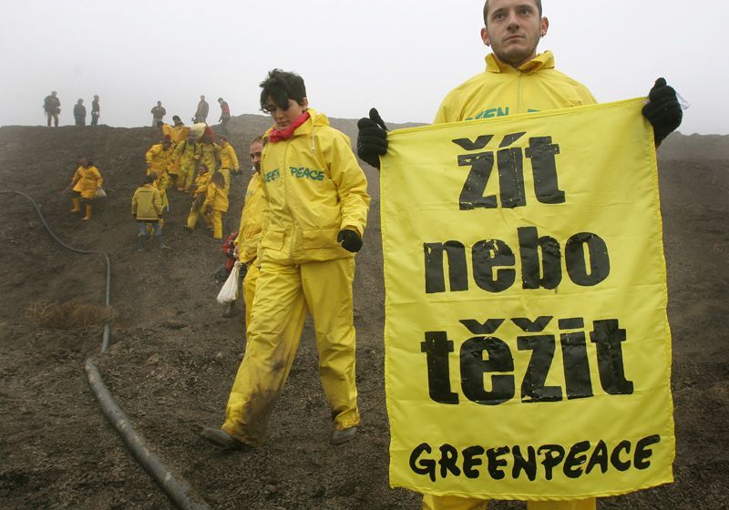 Greenpeace blokují rypadlo