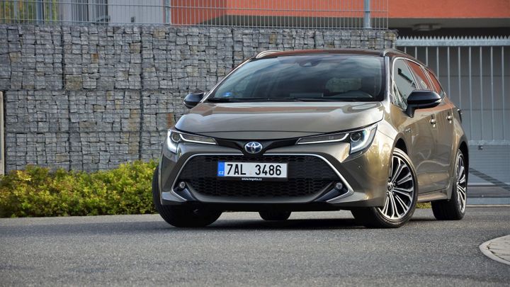 Skutečná náhrada za diesel. Hybridní kombi Toyota Corolla TS jezdí za 4,5 litru