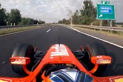 Není to jen skrytá reklama? Formule na české dálnici vyvolává řadu bizarních teorií