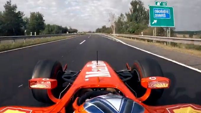 Formule se proháněla na dálnici D4