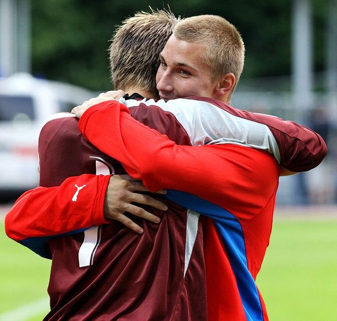 Radost českých reprezentantů na Mistrovství Evropy ve fotbale do 19 let po úvodní výhře nad Anglií 2:0.