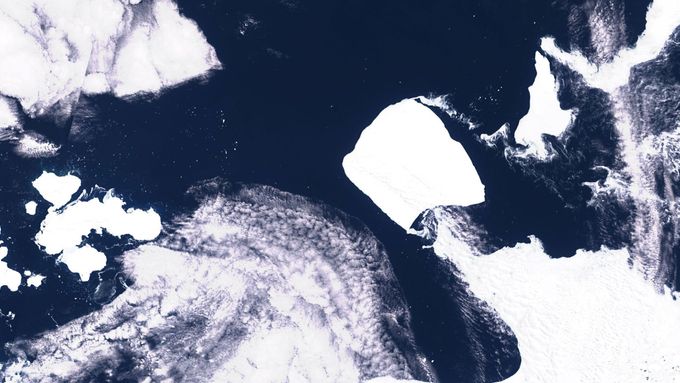 Satelitní snímky největšího ledovce světa, pojmenovaného A23a