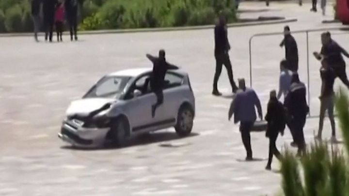 Video: Kolemjdoucí knockoutoval zdrogovaného řidiče kopem jako z MMA; Zdroj foto: Reuters