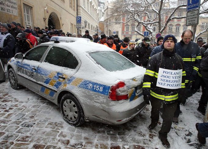 Policejní auto přehradilo ulici před Poslaneckou sněmovnou.