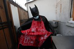 Muž v kostýmu Batmana chodí ulicemi Santiaga a donáší jídlo bezdomovcům