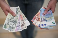 Platba v eurech a výběr hotovosti v zahraničí budou stát jako doma, rozhodla EU