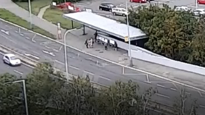 Devadesátiletý senior v Praze přemohl o 55 let mladšího muže, který okrádal ženu
