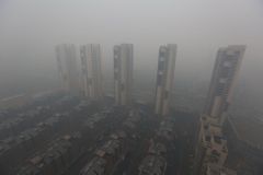 Smog v Číně dosáhl rekordní úrovně. Bezpečné hodnoty přesáhl 56krát