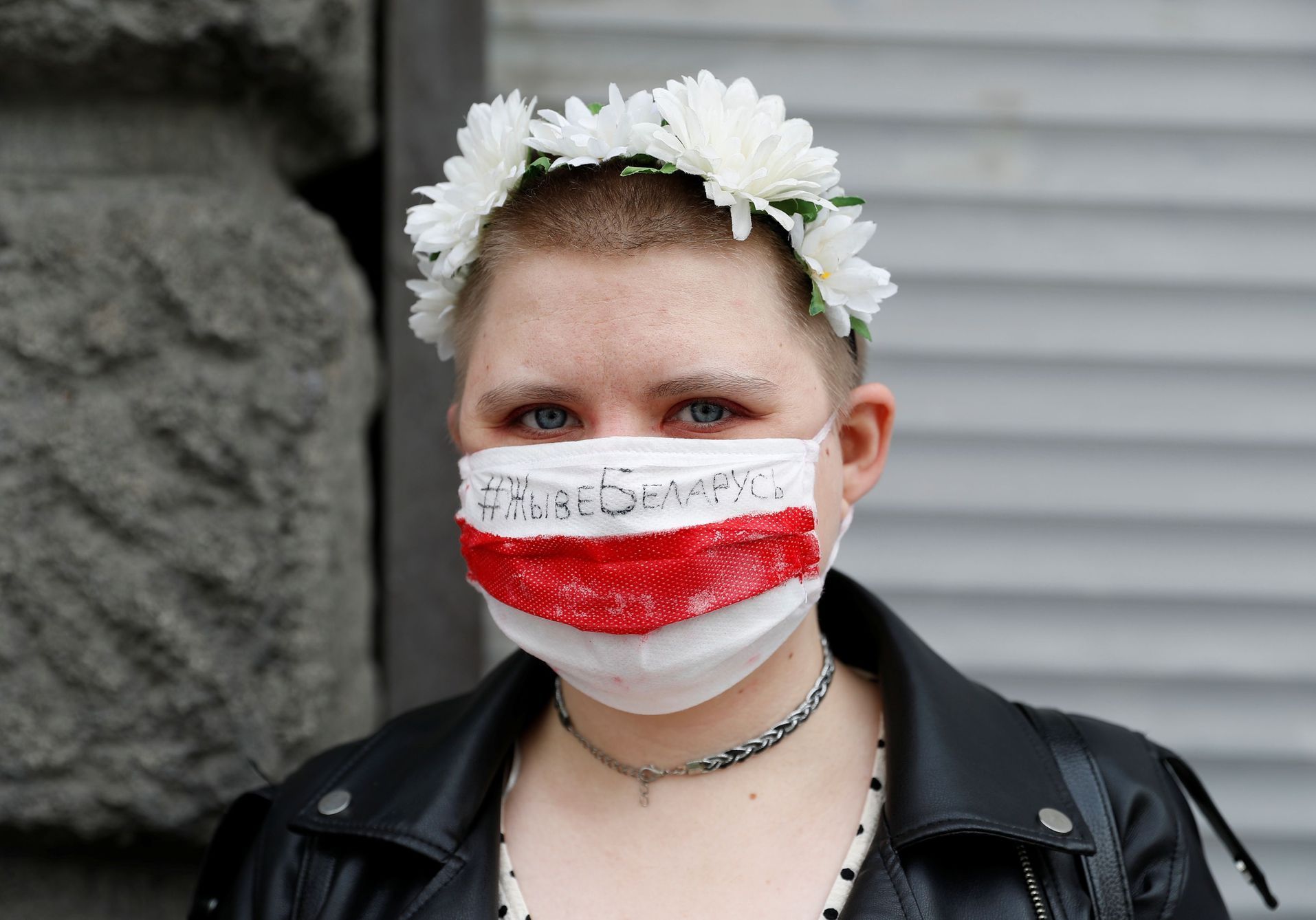protest demonstrace Bělorusko žena vlajka