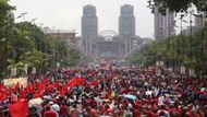 Po celé jihoamerické Venezuele vyšly do ulic desetitisíce lidí. Největší protesty se uskutečnily v hlavním městě Caracasu.