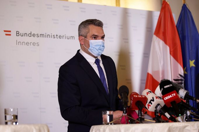 Rakouský ministr vnitra Karl Nehammer během noční tiskové konference.