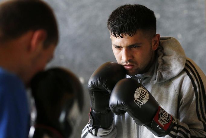 Unemployed Belgian Mohamed Sammar takes part in a "Fit for a job" boxing class in Brussels June 14, 2013. Sammar, 27, has been looking for a job in the construction sector for 2 years. "Fit for a job" is the initiative of former Belgian boxing champion Bea Diallo, whose goal was to restore the confidence of unemployed people and help them find a job through their participation in sports. Picture taken June 14, 2013. REUTERS/Francois Lenoir (BELGIUM - Tags: SPORT BOXING SOCIETY BUSINESS EMPLOYMENT) Published: Čec. 5, 2013, 3:54 odp.