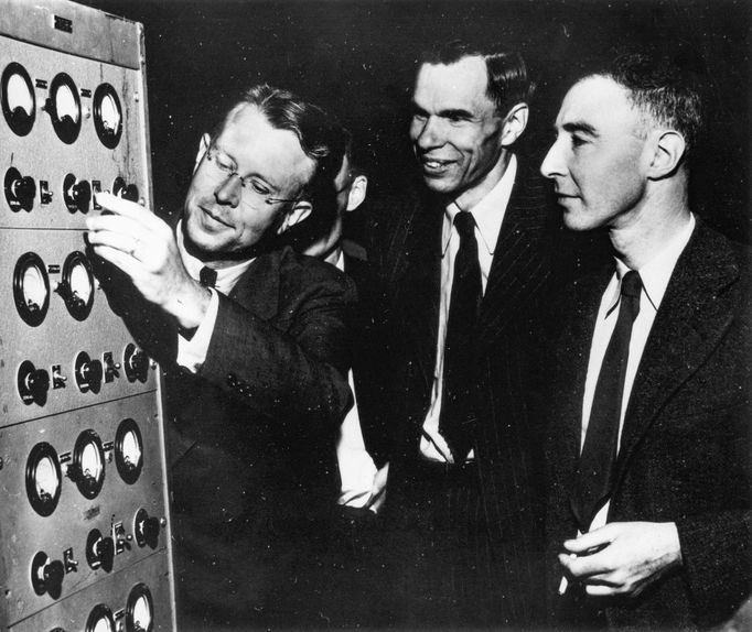 Atomoví fyzici Ernest O. Lawrence, Glenn Seaborg a Robert Oppenheimer v Berkeley, asi 1946.