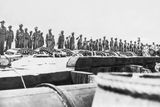 Američtí vojáci s rakvemi padlých na ostrově Midway po bitvě 4. června 1942.