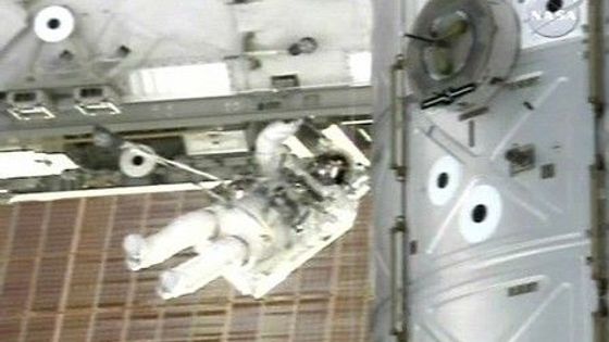 Astronauté z raketoplánu Atlantis na "vesmírné procházce"