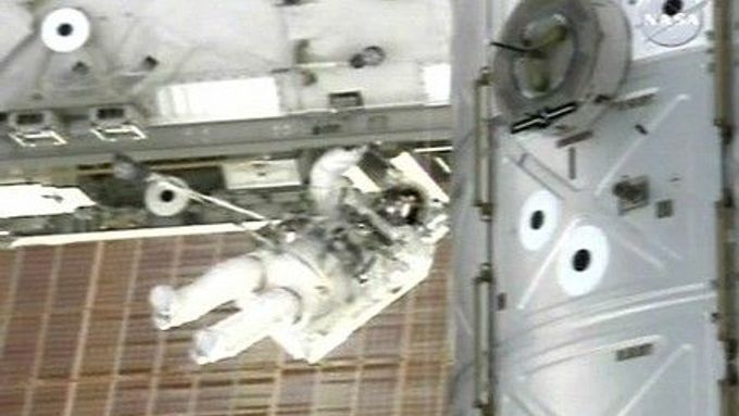 Astronauté z raketoplánu Atlantis na "vesmírné procházce"