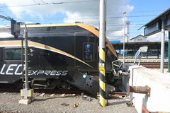 Vlak v Přerově narazil do zábran. Strojvedoucímu se udělalo nevolno, 15 lidí je zraněných
