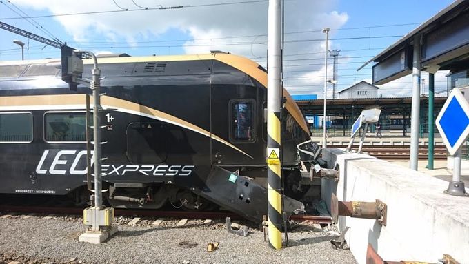 Vlak Leo Expressu narazil do nárazníku na konci tratě.