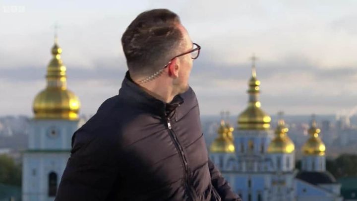 Exploze v Kyjevě v živém vstupu. Novinář BBC musel ukončit vysílání; Zdroj foto: Aktuálně.cz/Twitter/KeithOlbermann