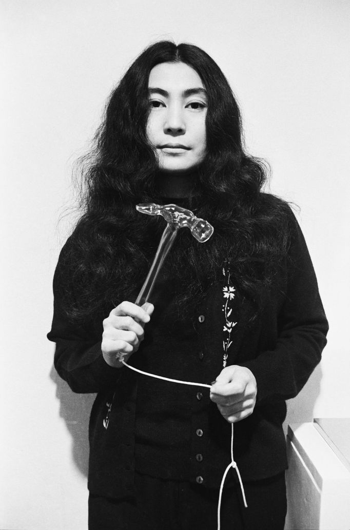 Yoko Ono se skleněným kladivem, 1967.