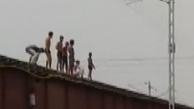 Koleje v severoindické provincii Uttarpradéš se staly hřištěm, kde dospívající děti předvádějí životu nebezpečné kousky. Uskakují před vlakem.