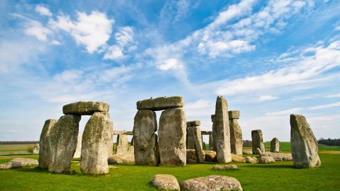Světoznámý Stonehenge bude mít konečně klid. Dálnici u památky zakopou Britové pod zem