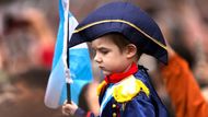 Buenos Aires, Argentina: Chlapec v kostýmu vojáka slaví 215. výročí Májové revoluce. Barevná připomínka historického zlomu, který změnil tvář Argentiny.