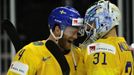 Mattias Ekholm a brankář Anders Nilsson po zápase s Ruskem