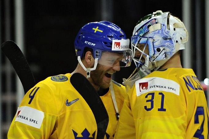 Mattias Ekholm a brankář Anders Nilsson po zápase s Ruskem