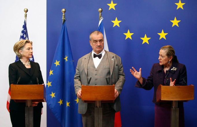 6.3. Karel Schwarzenberg s Hilary Clintonovou a evropskou komisařkou Ferrero Waldnerovou na tiskové konferenci po skončení jednání Evropské rady.