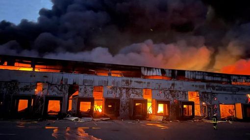 Sklad ve vesnici nedaleko Kyjeva skončil po ostřelování Rusů v plamenech (12. března 2022)