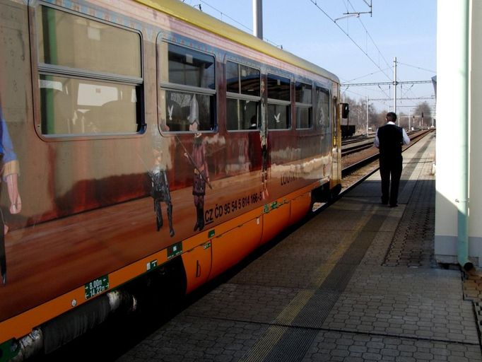 Polepené vlaky propojí Pardubický a Královéhradecký kraj vzájemnou spoluprácí. Společně chtějí realizovat polep pěti elektrických jednotek, které budou jezdit na trase Pardubice -Hradec Králové - Jaroměř. Tři jednotky dostanou polep s motivy Pardubického kraje, dvě ozdobí motivy Královéhradeckého kraje. No, 2,5 soupravy a 2,5 soupravy by bylo spravedlivější....