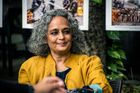 V Indii čelí trestnímu stíhání. Známá spisovatelka Arundhati Roy vydá paměti