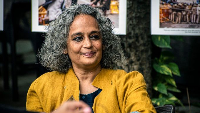 Bojovnice proti indickému kastovnímu systému Arundhati Roy byla v roce 2003 hostem Festivalu spisovatelů Praha.