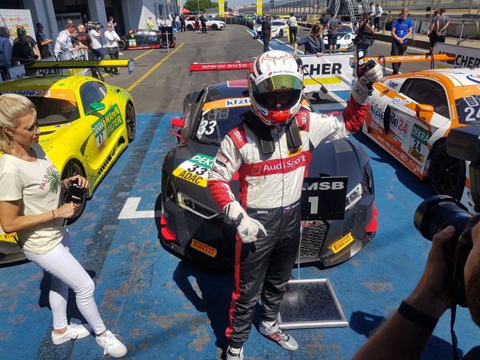 Filip Salaquarda slaví vítězství v závodě ADCA GT Masters na Nürburgringu.