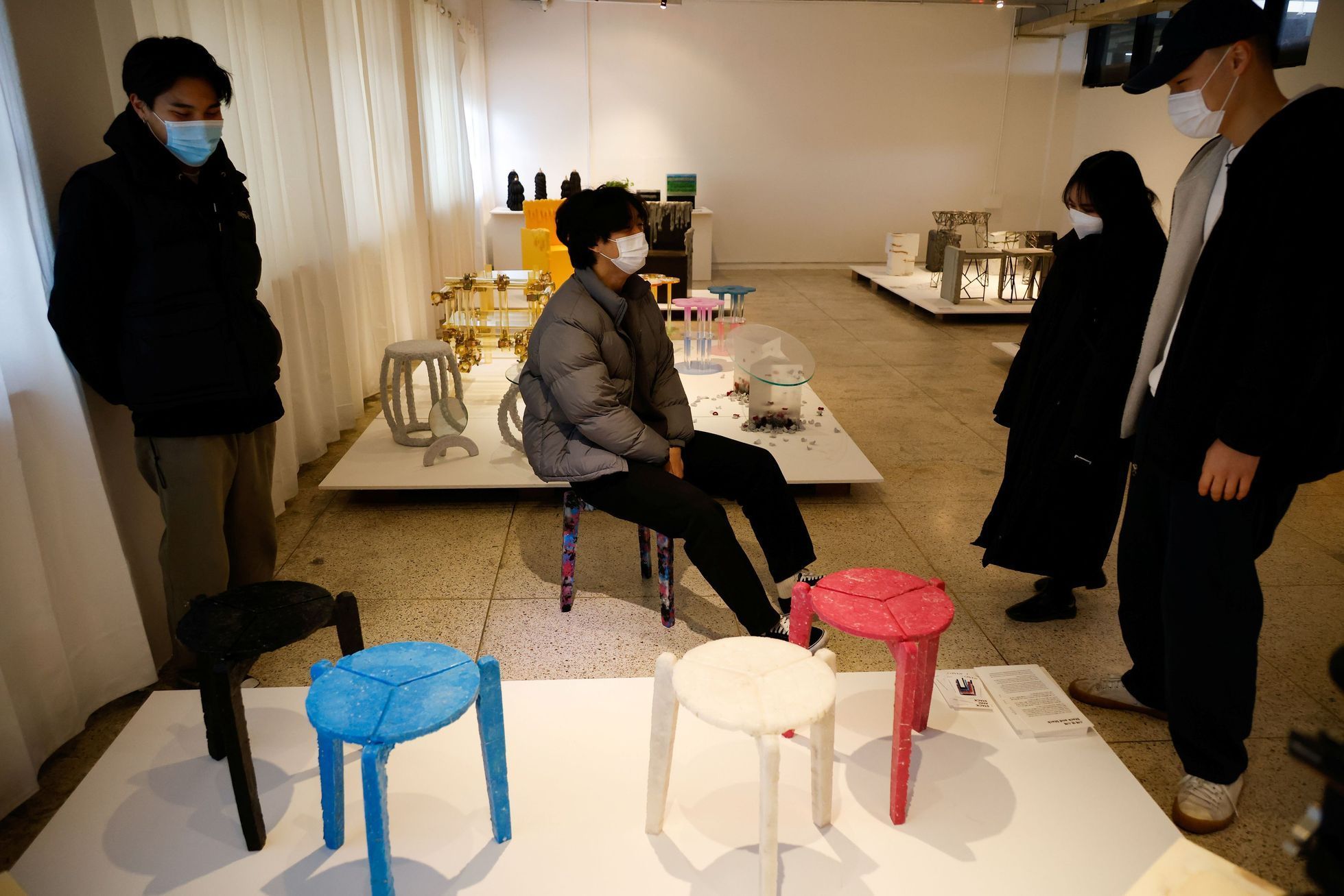 Umělec Kim Ha-neul vytváří stoličky z použitých roušek