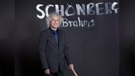 Jedním z vrcholů příští sezony České filharmonie bude trojice koncertů, které v únoru 2019 povede Sir Simon Rattle (na snímku). Třiašedesátiletý Brit od loňska působí jako šéfdirigent London Symphony Orchestra, paralelně mu dobíhá poslední sezona u Berlínských filharmoniků. V Praze bude mít na programu Dvořákovu symfonickou báseň Zlatý kolovrat a Mahlerovu Píseň o zemi, kterou zazpívají tenorista Simon O'Neill a mezzosopranistka Magdalena Kožená, tedy Rattlova manželka.