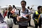 Izraelci evakuují děti, které jim porodily nepálské ženy