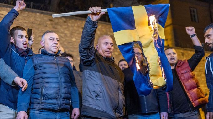 Účastníci demonstrace pálí švédskou vlajku před konzulátem severské země v Istanbulu