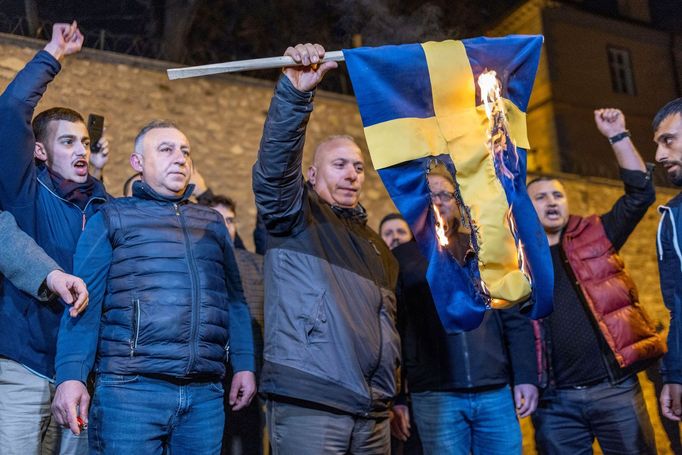 Účastníci demonstrace pálí švédskou vlajku před konzulátem severské země v Istanbulu