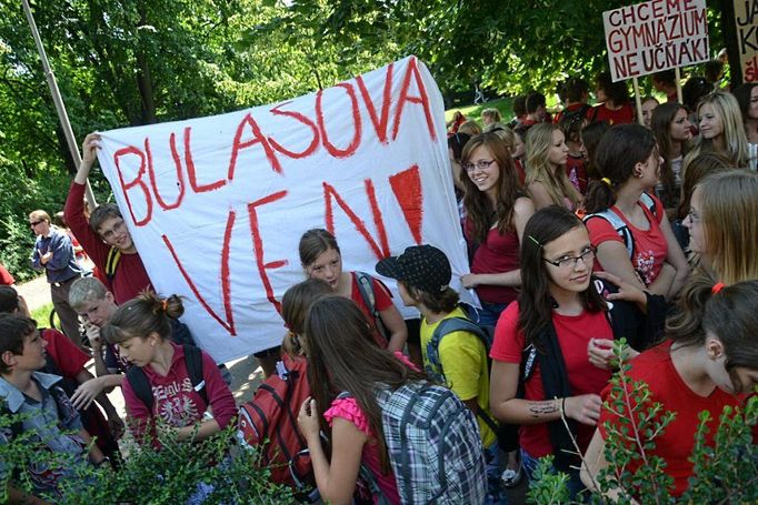 Studenti, učitelé i rodiče protestovali proti ředitelce Bulasové řadu měsíců, nepolevili ani o prázdninách a na začátku školního roku.