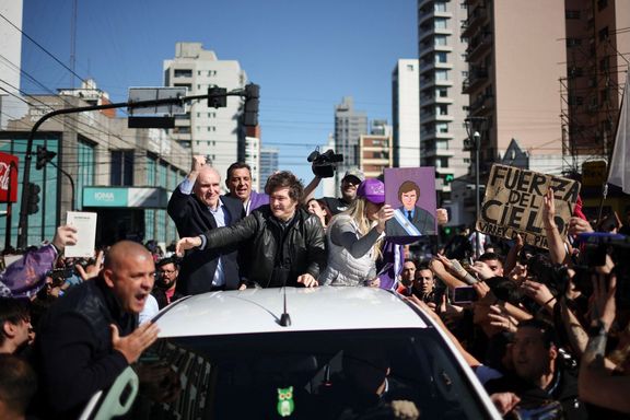 Argentinský prezident Javier Milei během středečního útoku stál na korbě projíždějícího pick-upu společně se členy ochranky a svou sestrou Karinou Mileiovou.