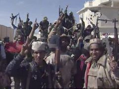 Oslavy libyjských bojovníků v ulicích Syrty (snímek byl pořízen z televizních záběrů.